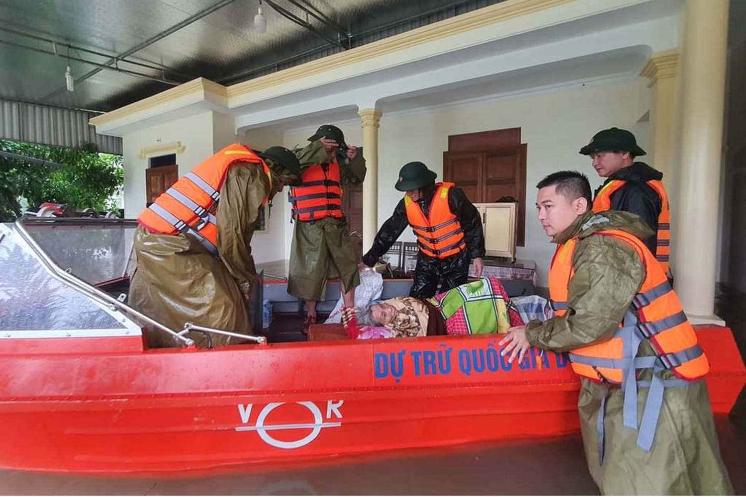 Gần 9.000 cán bộ, chiến sĩ tiếp tục tham gia khắc phục hậu quả thiên tai